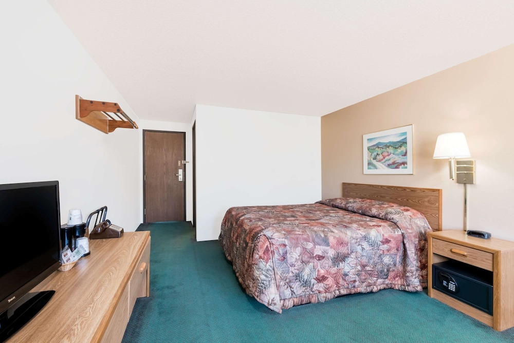 Super 8 by Wyndham Belle Fourche SD 10/14