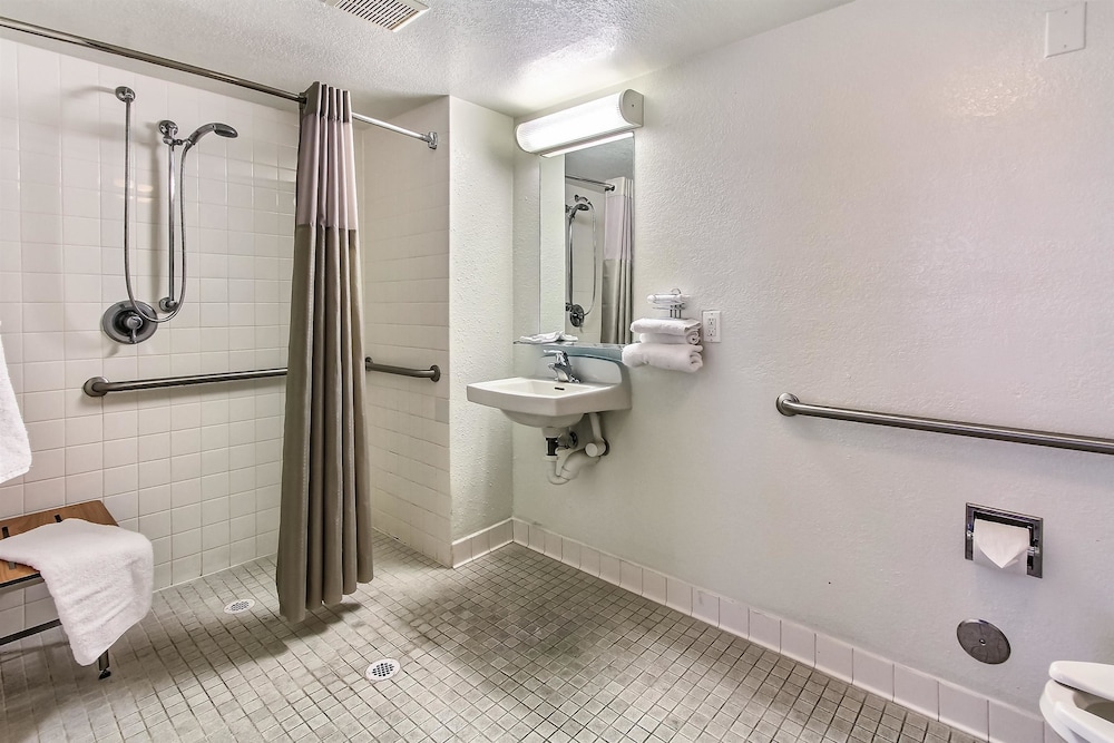 Motel6 Salinas, CA - North Monterey Area 24/41