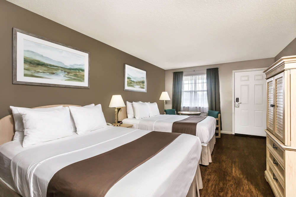 Super 8 By Wyndham Madison 9/33