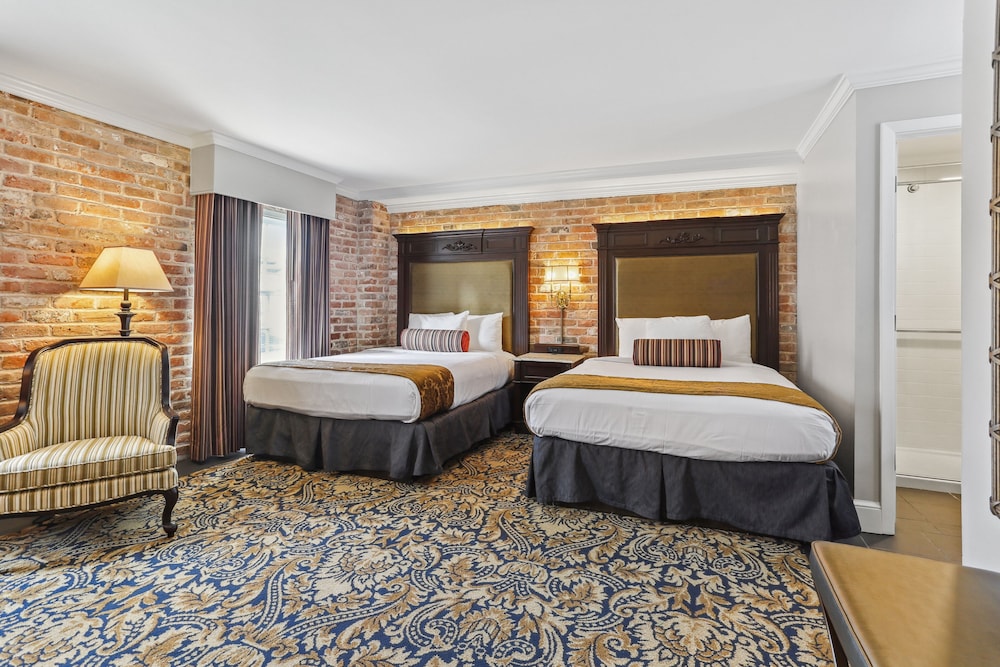 DELUXE, 2 QUEEN BEDS