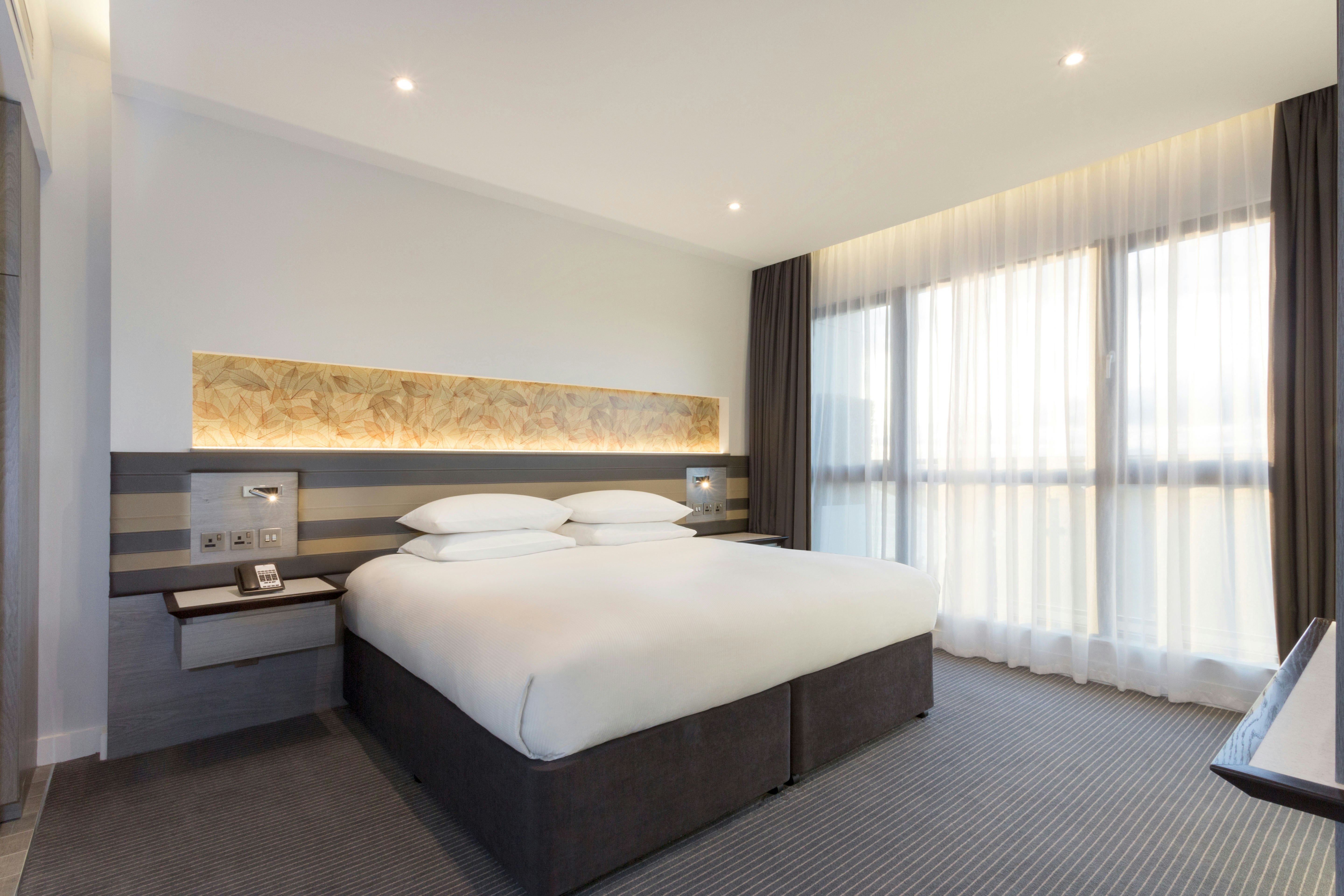 GUEST ROOM, KING BED, WITH VIEW