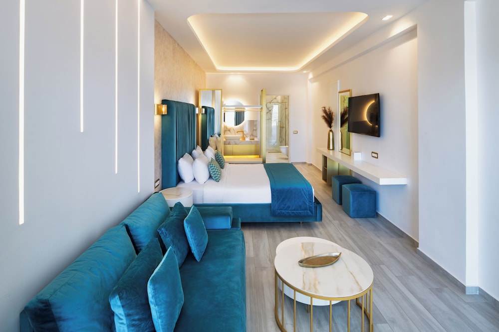 Aura Suites 8/31