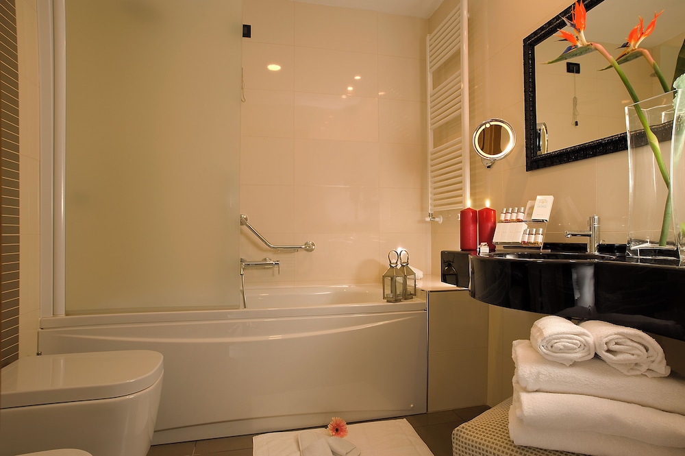 غرفة رباعية بسرير مزدوج وسريرين منفصلين، Cardinal Hotel St Peter 4/4