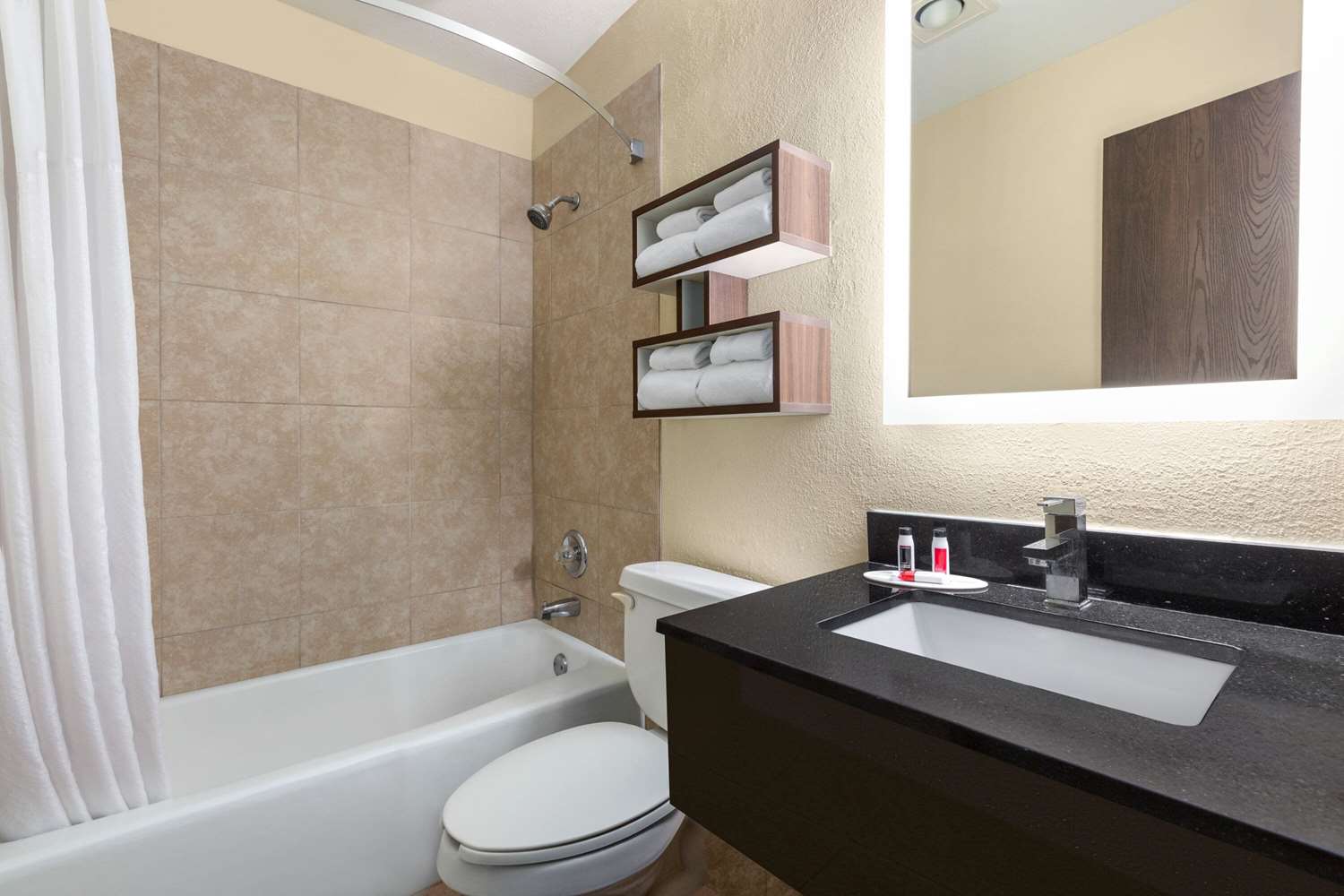 Howard Johnson By Wyndham Waterloo/Cedar Falls 24/25
