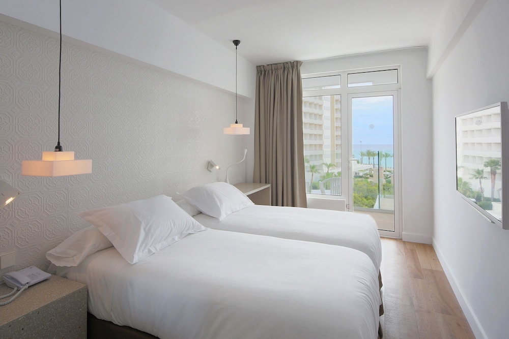 ROOM, DOUBLE BED, PARTIAL SEA VIEW