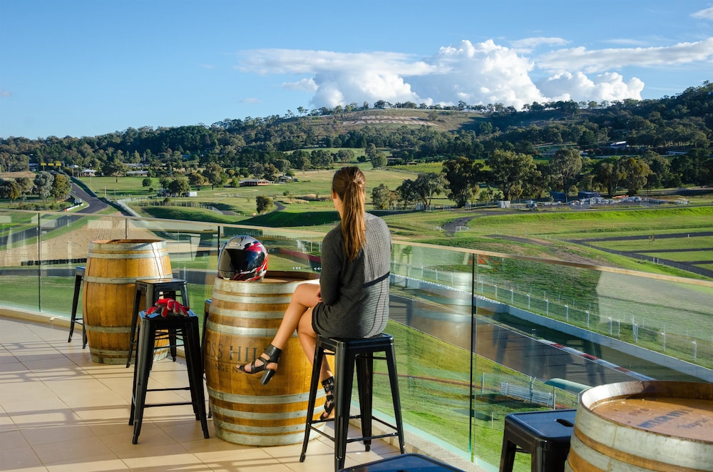 Rydges Mount Panorama Bathurst 31/66