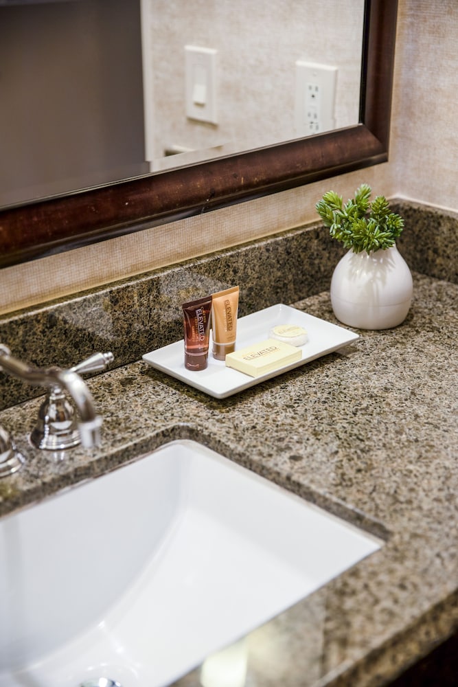 Ayres Suites Diamond Bar 65/65