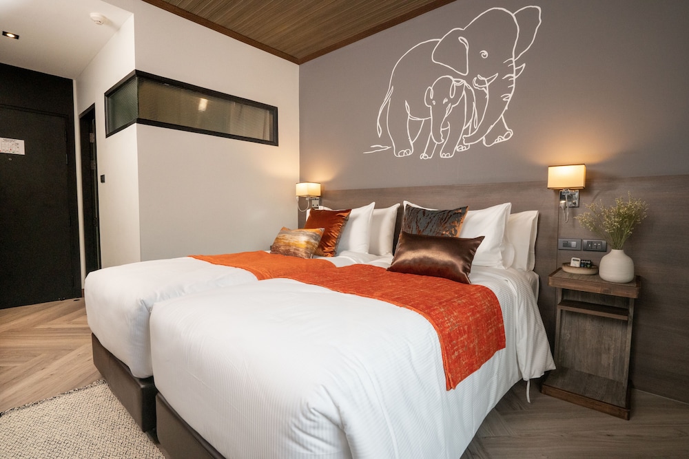 Superior, Twin Beds, Moat View