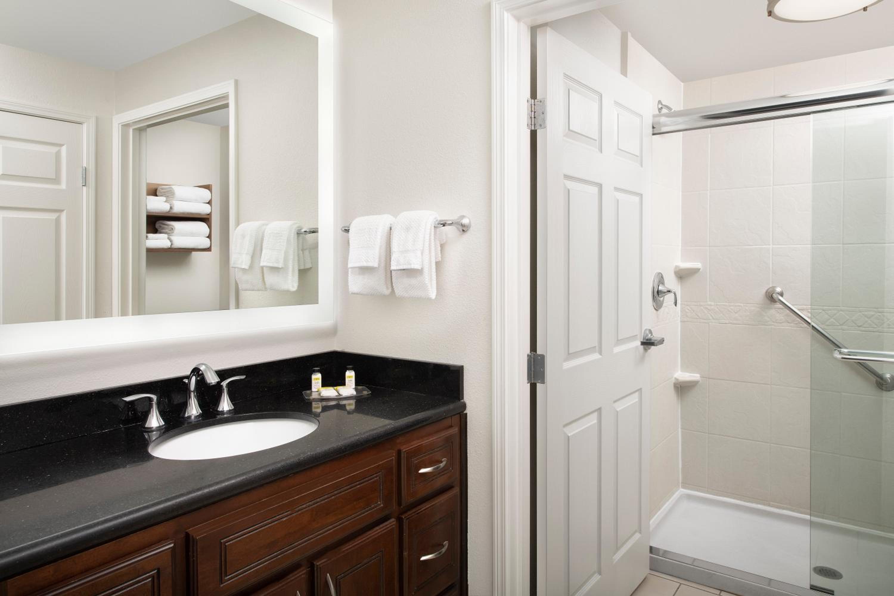 جناح استوديو بسرير كينج مع أريكة، STAYBRIDGE SUITES COLUMBIA 4/5