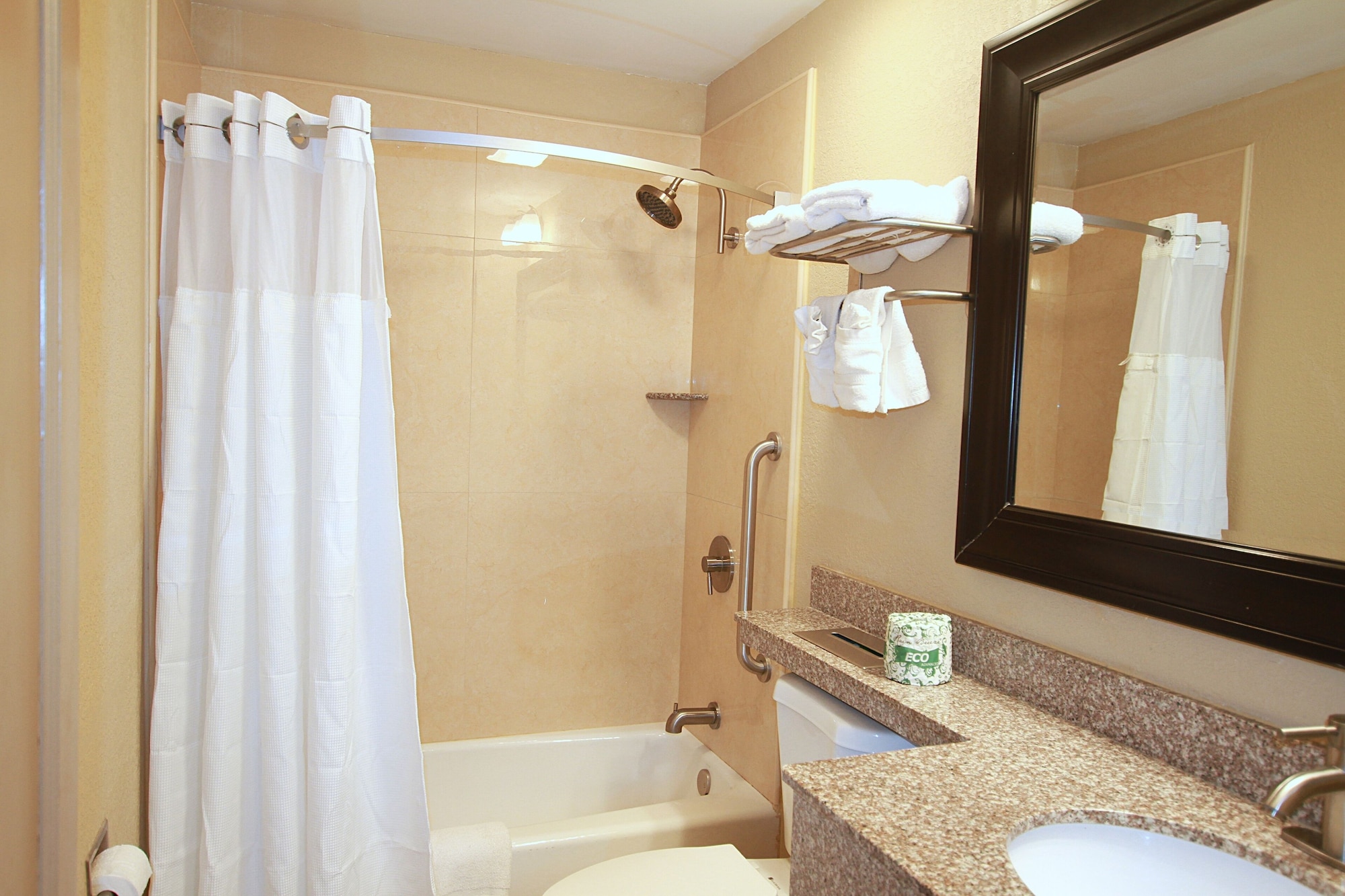 جناح تنفيذي بسرير كينج مع أريكة بجاكوزي، Travel Inn and Suites Flemington 7/9