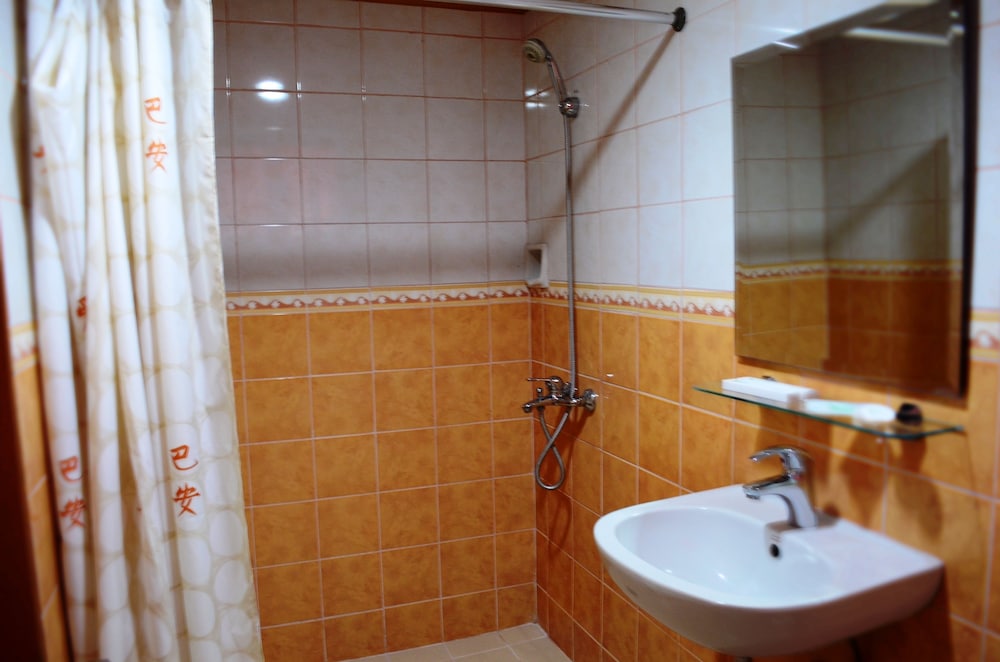Elegant Circle Inn 64/71