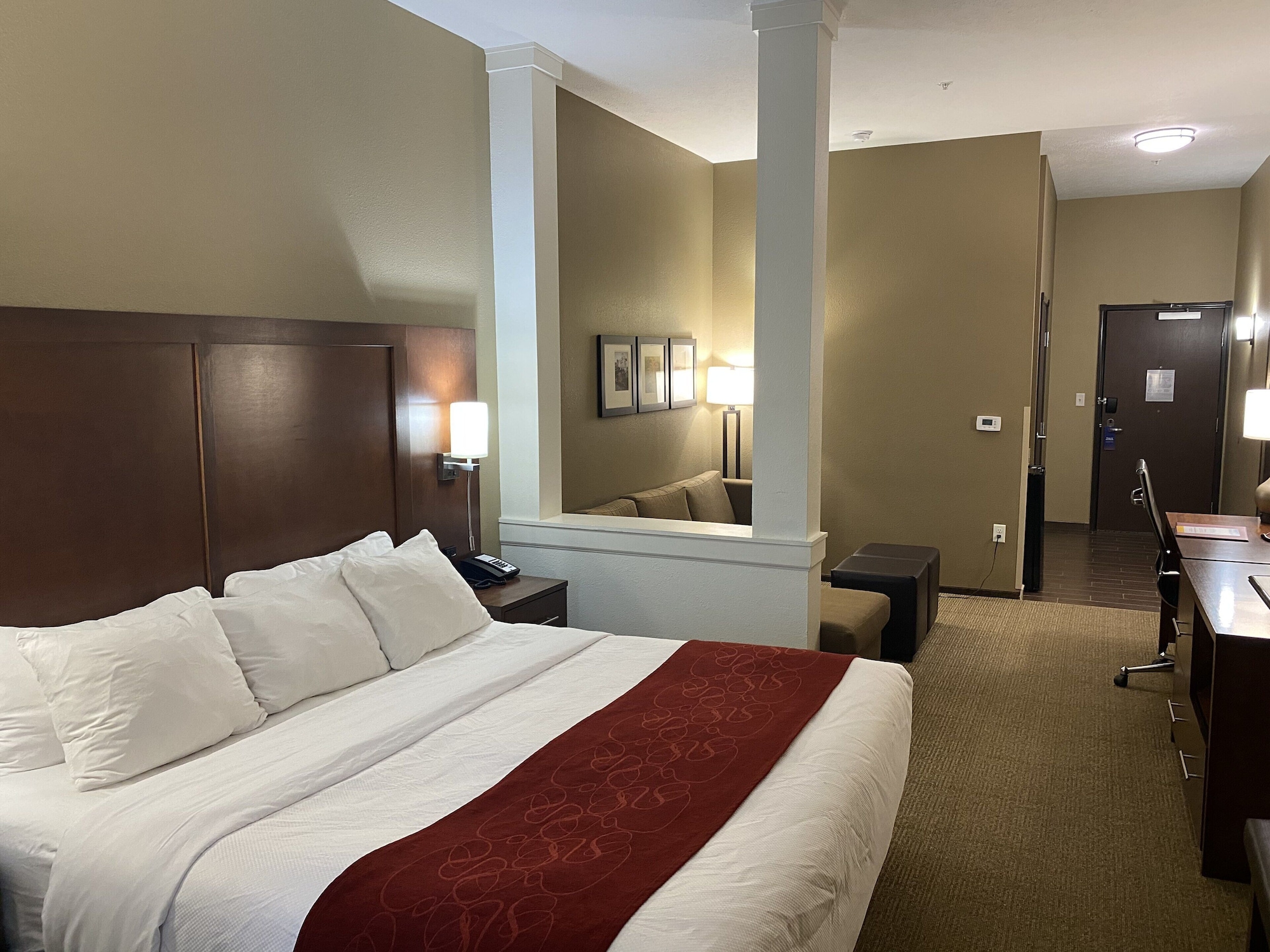 جناح بسرير كينج مع أريكة لذوي الإعاقة، Comfort Suites West Omaha, NE 4/10