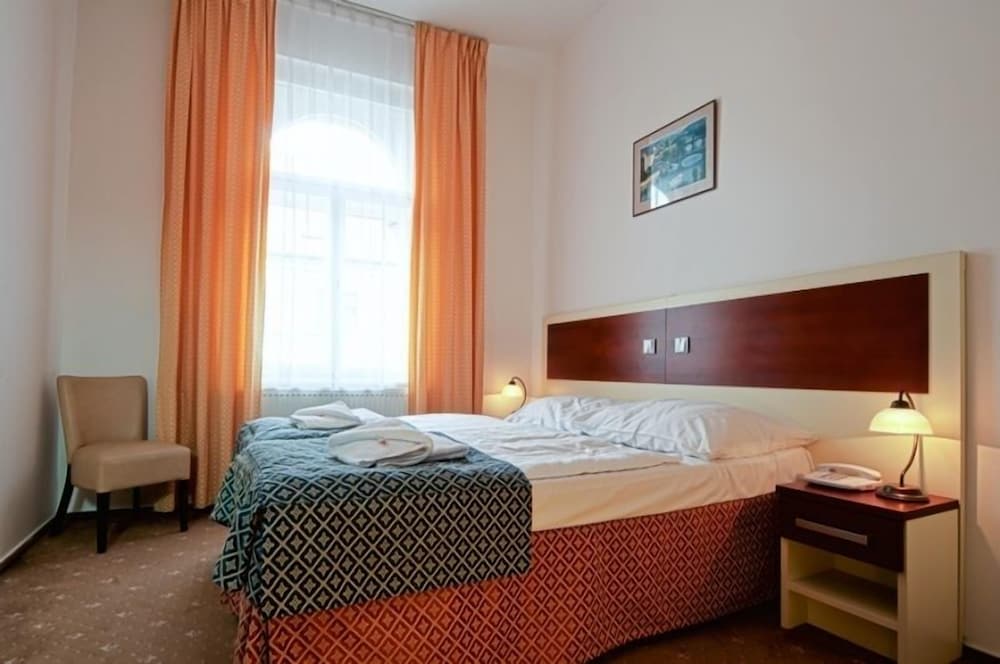 ROOM, DOUBLE BED