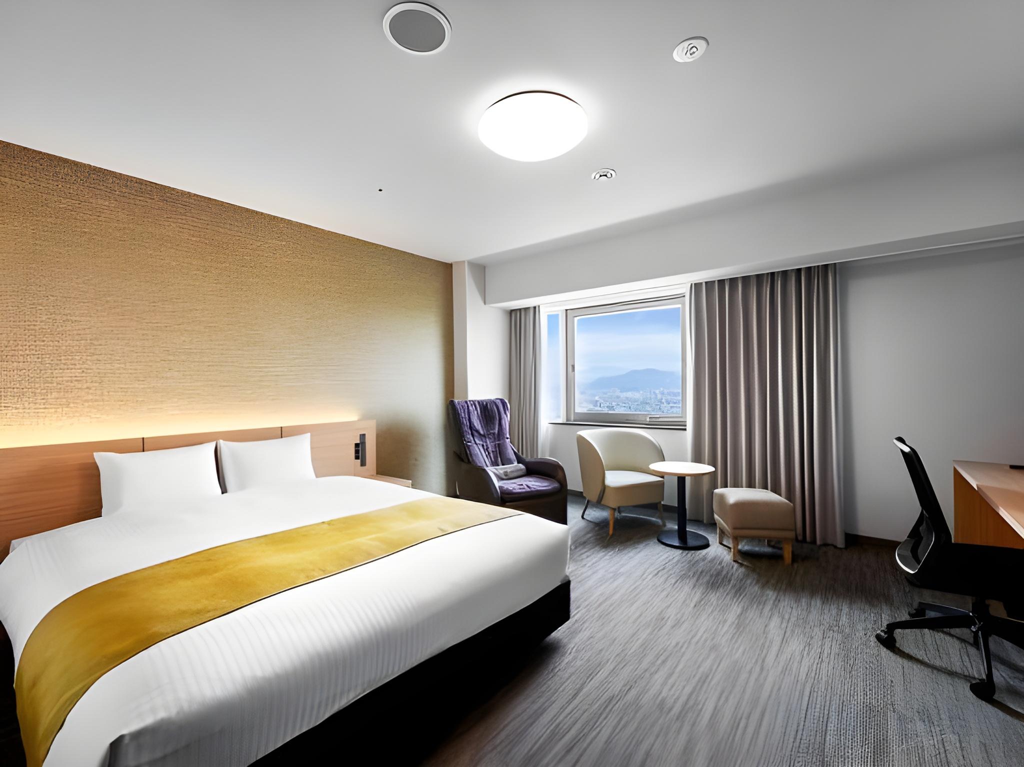 Moderate, Queen Bed