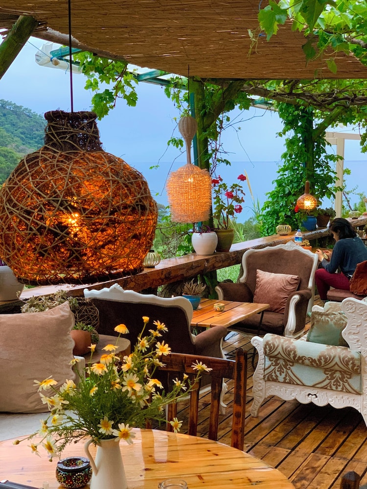 Turan Hill Lounge 35/50