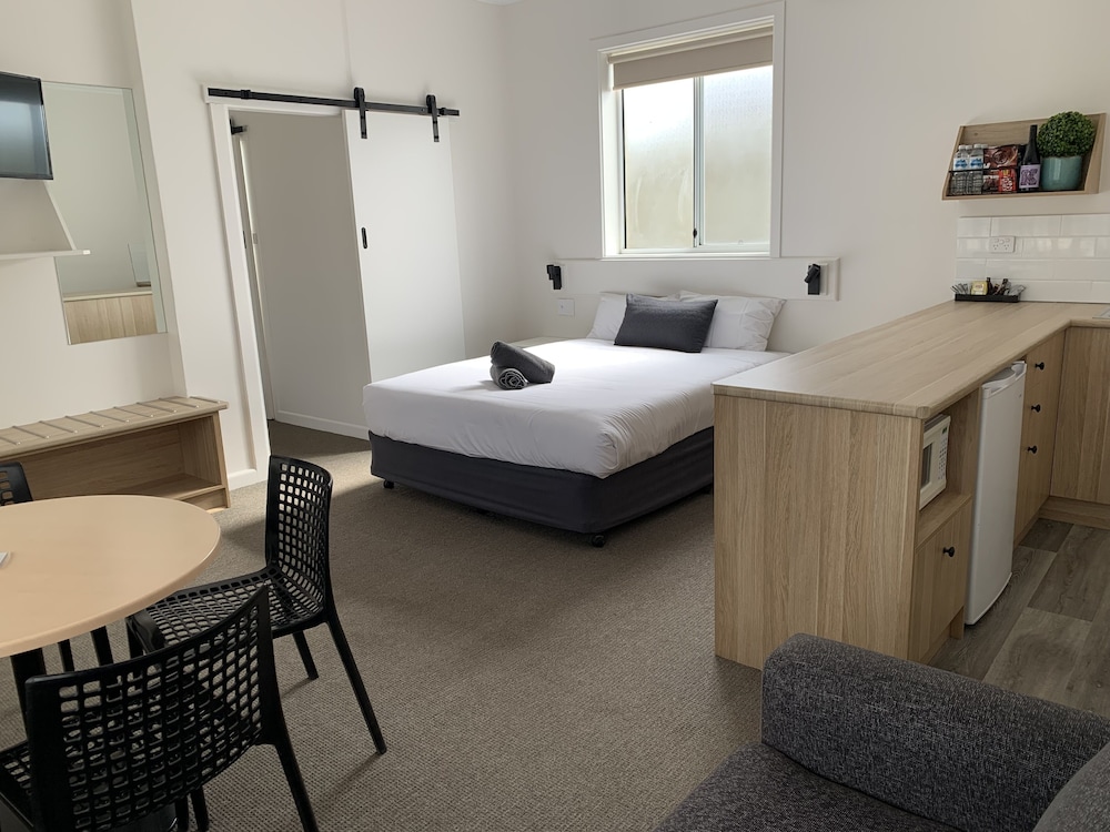 GUICHEN BAY MOTEL 27/54