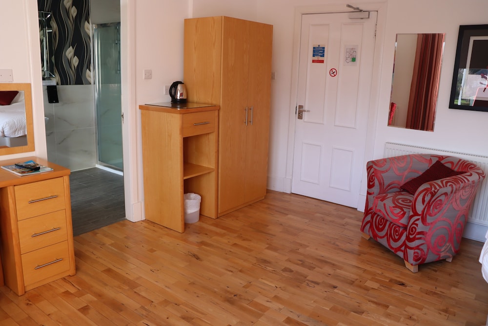 THE CLUBHOUSE 40/50