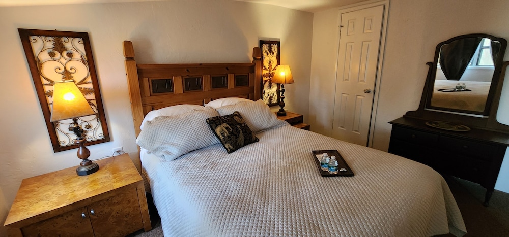 Montana, Suite, 1 Queen and 1 Single Bed, Queen Bed