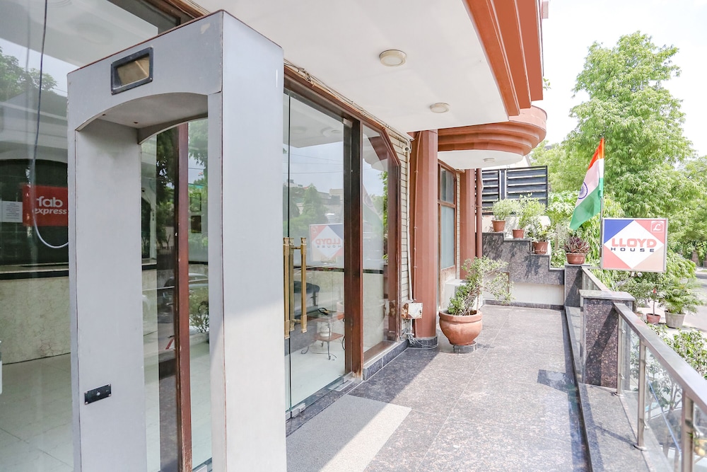 Hotel Lloyd Residency 1/32