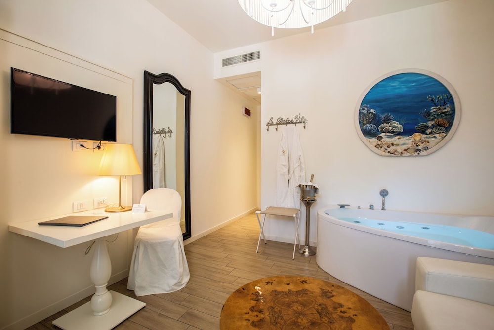 DELUXE, SUITE, POOL VIEW, JETTED TUB