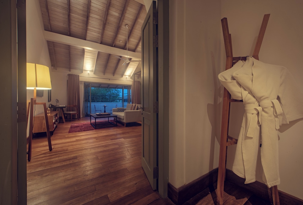 UPPER, SUITE