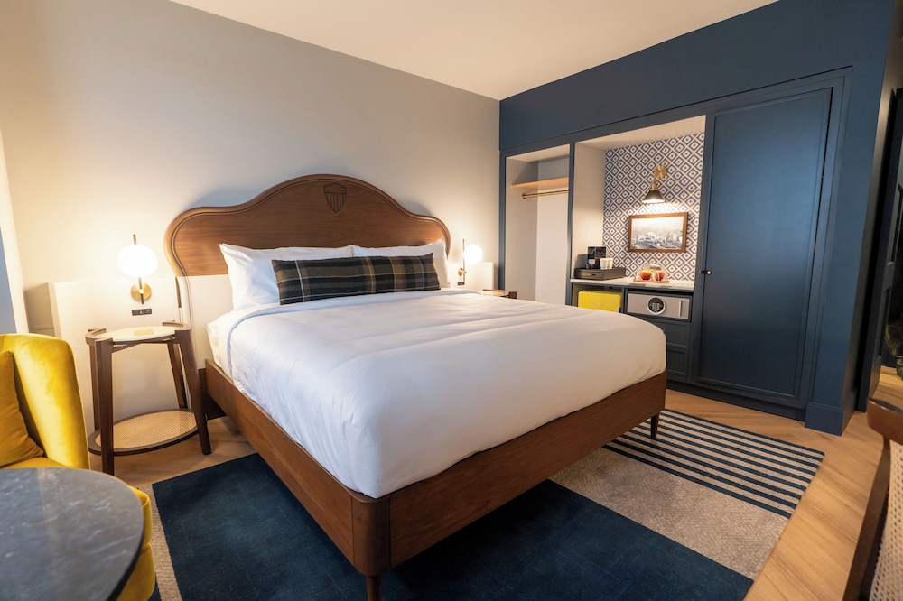 Room, King Bed, Campus View, Accessible