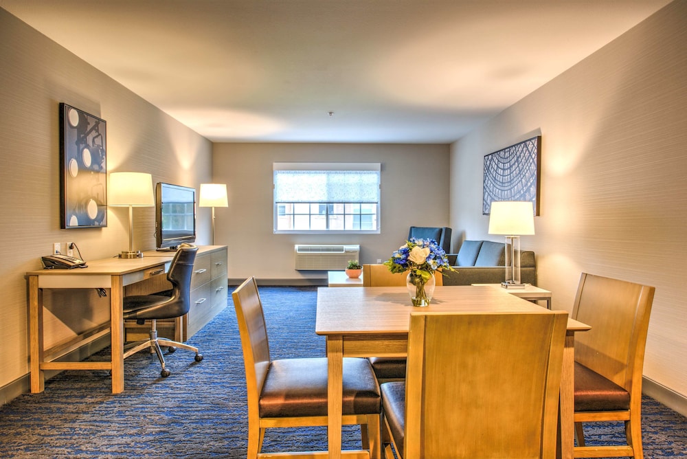 Best Western Plus Media Center Inn & Suites 23/28
