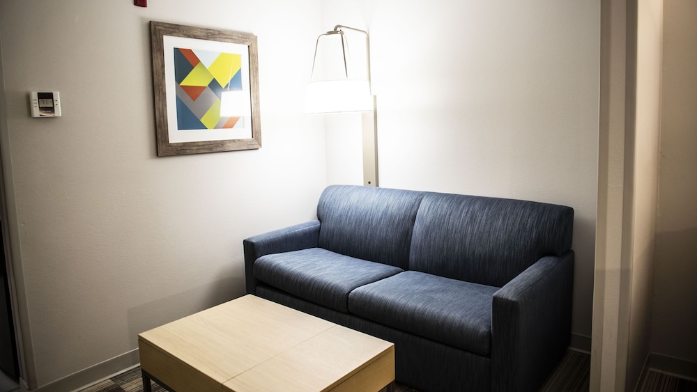 Holiday Inn Express Hotel And Suites Sedalia 54/60
