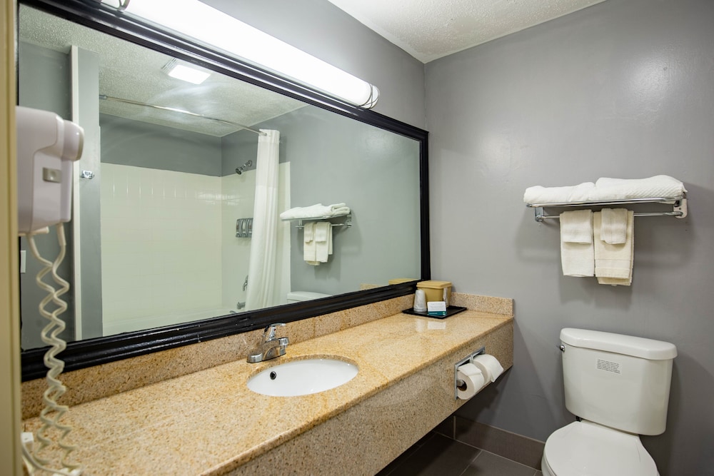 Quality Inn & Suites Woodstock Near Lake Geneva 3/15