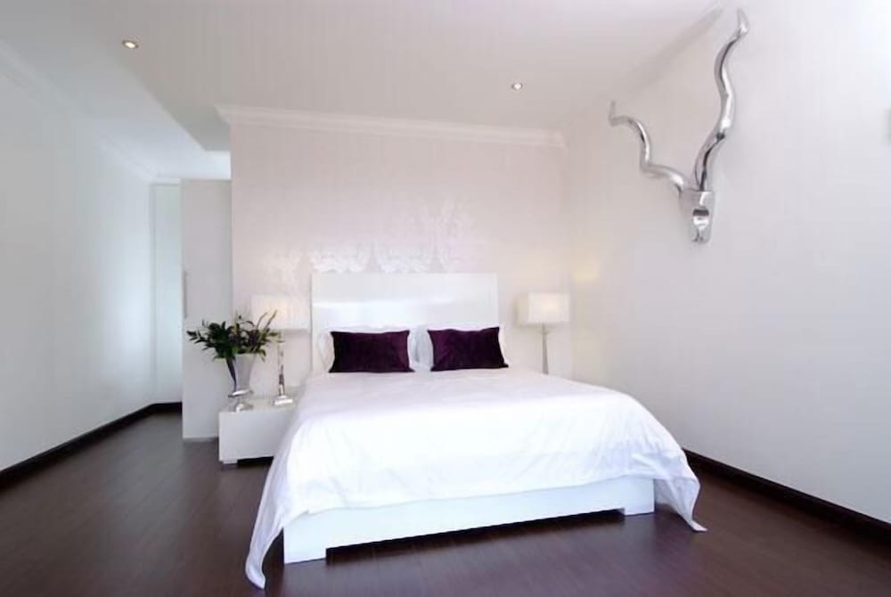 Luxury, Queen Bed