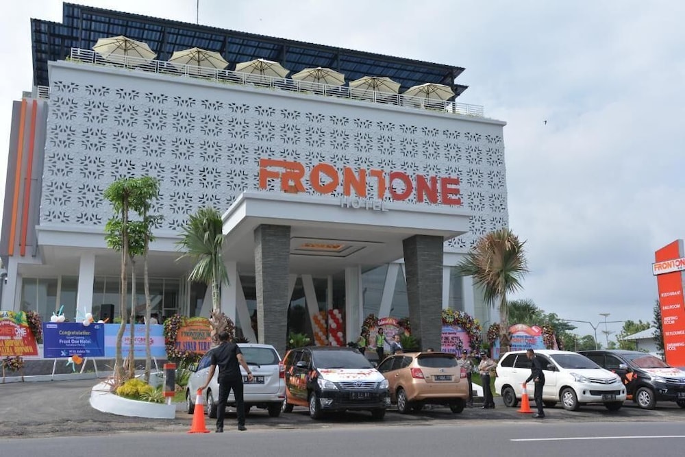Front One Hotel Pamekasan 5/50