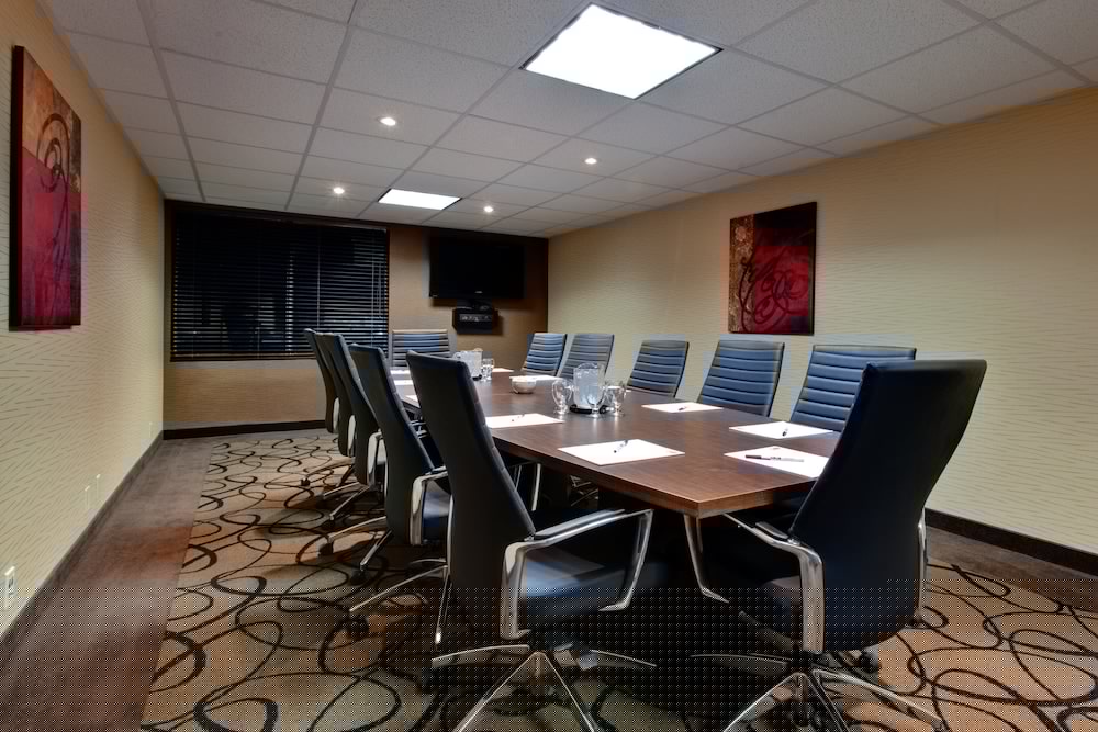 Holiday Inn Express Suites Chatham South 69/75