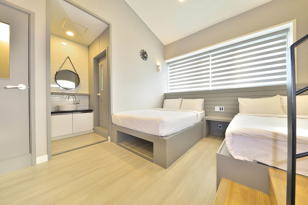 With U Hotel & Guesthouse 14/50
