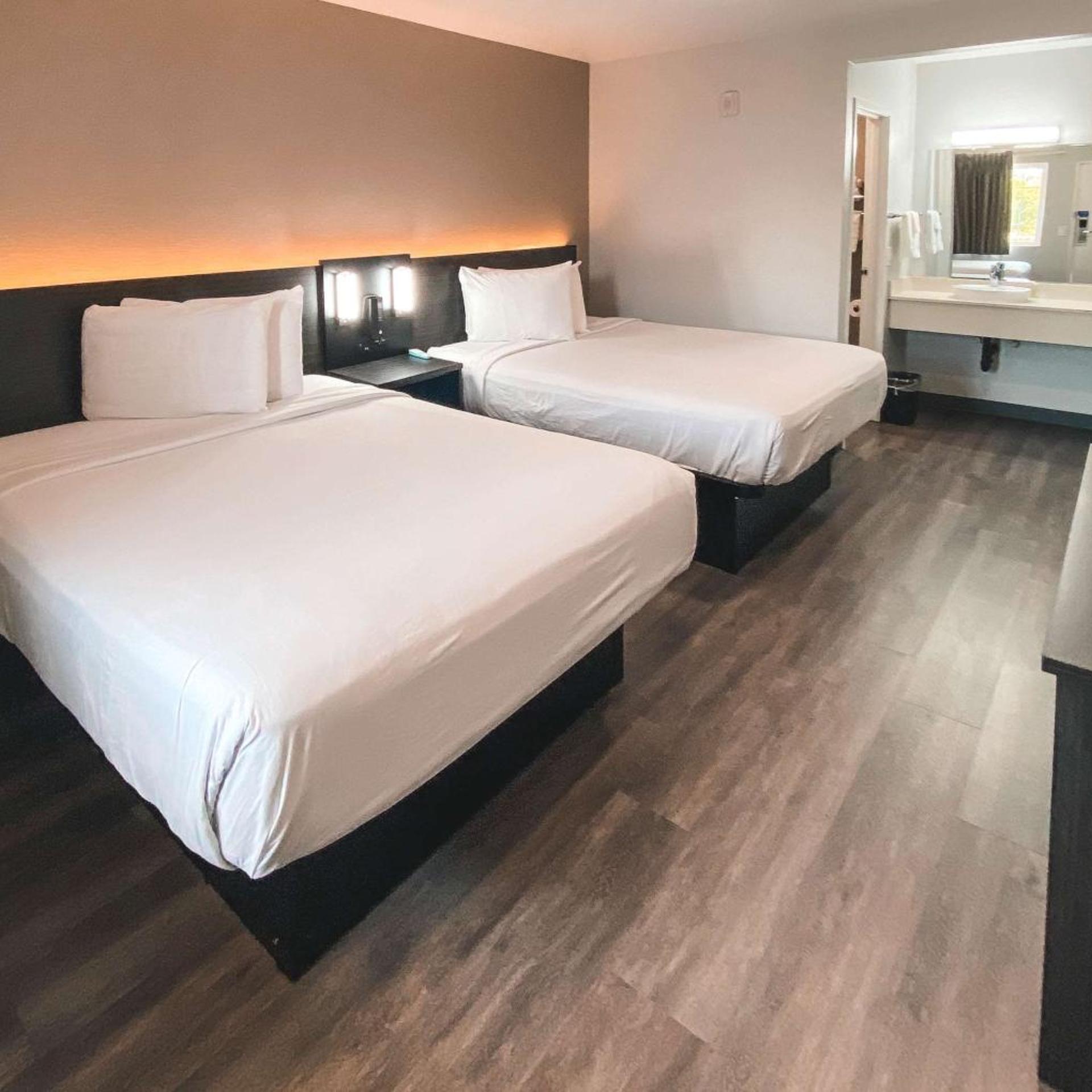 2 Queen Beds ADA/Tub/Micfridge