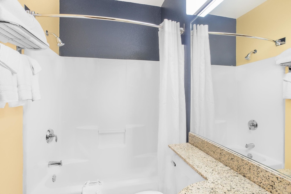 Microtel Inn & Suites By Wyndham Chili /Rochester Airport 18/19