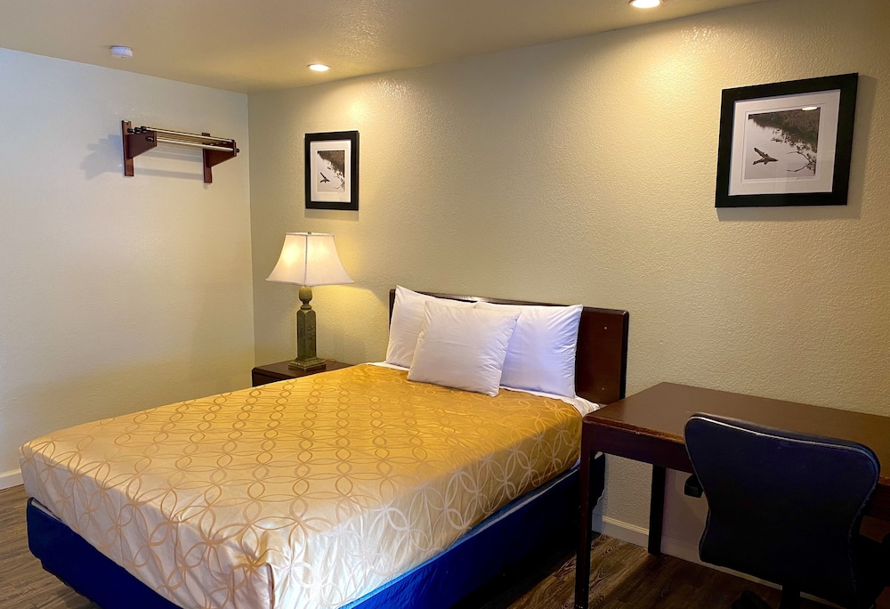 Whistling Pines Motel 16/31