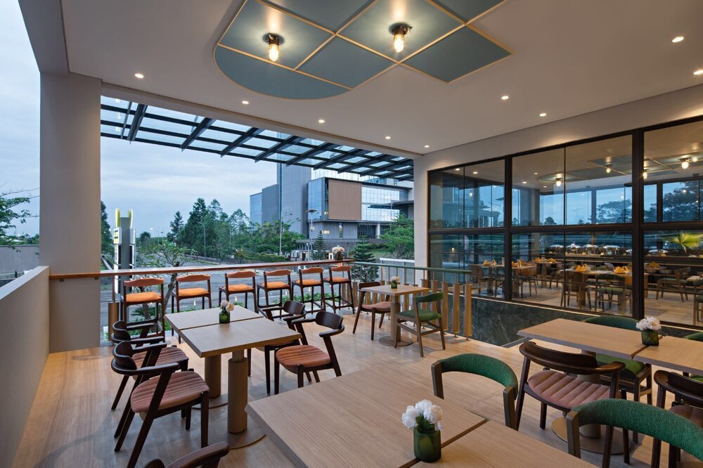 MaxOneHotels at Kota Harapan Indah Bekasi 24/32