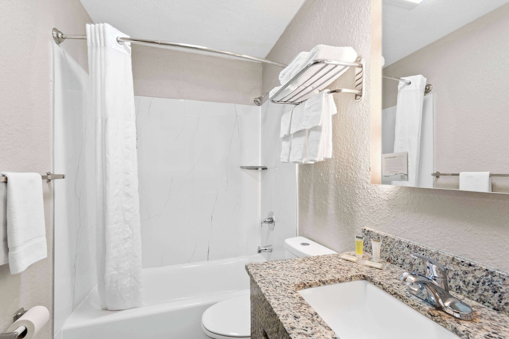 Super 8 by Wyndham Elizabethtown 60/61