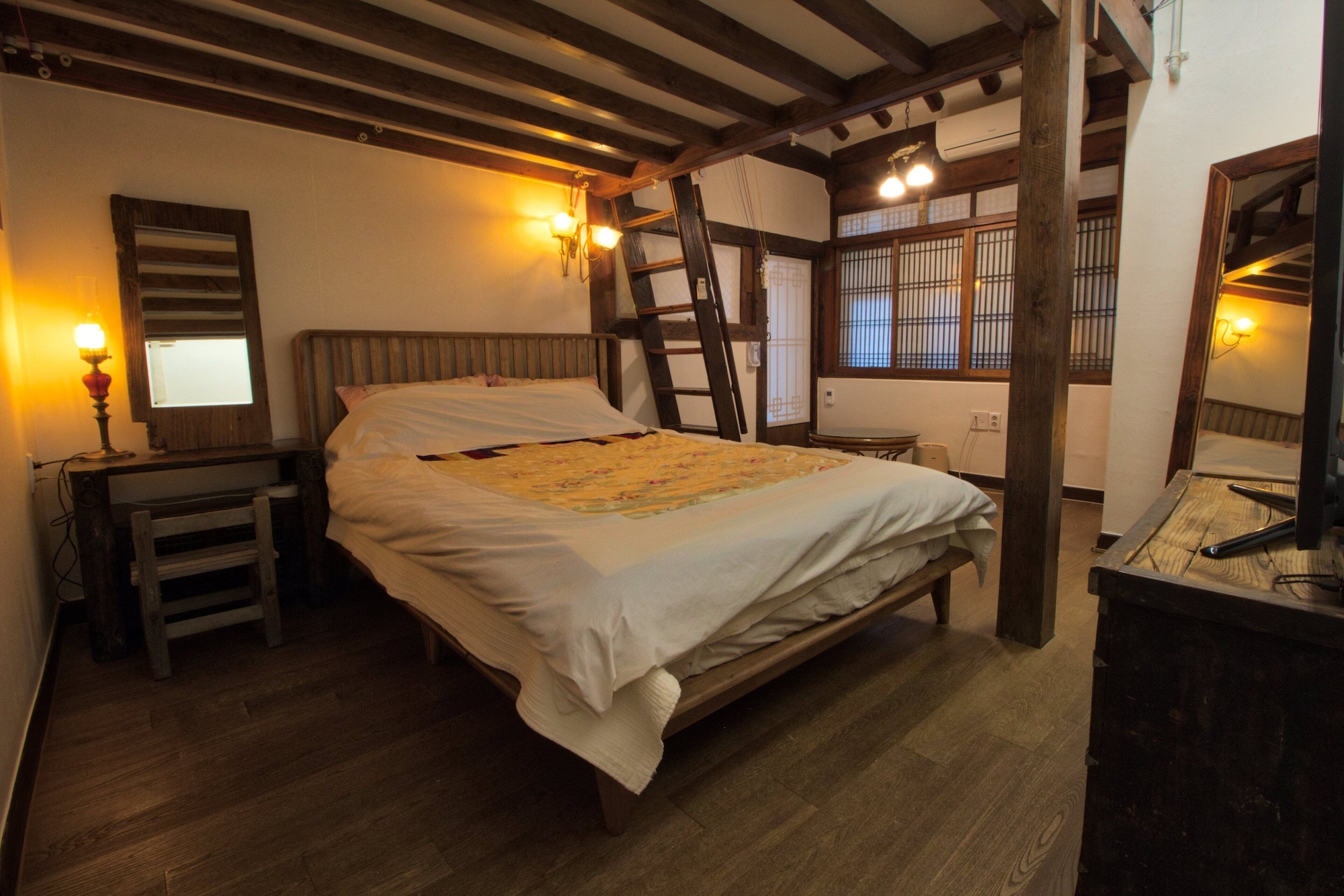 ROSE, LOFT, TRADITIONAL
