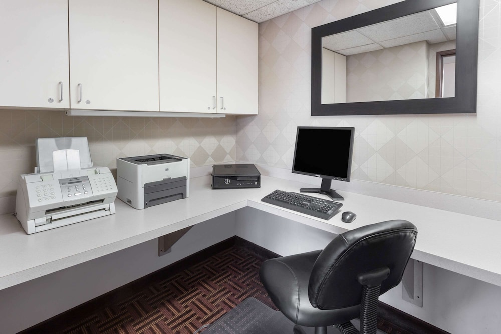 Super 8 By Wyndham Madison South 27/34