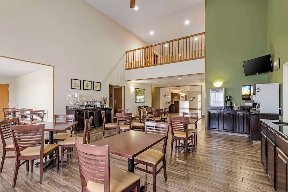 Sleep Inn & Suites Charles City 33/54