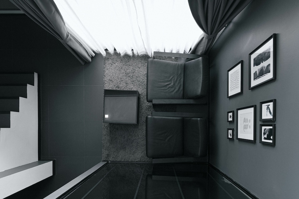 CREW HOTEL 7/50