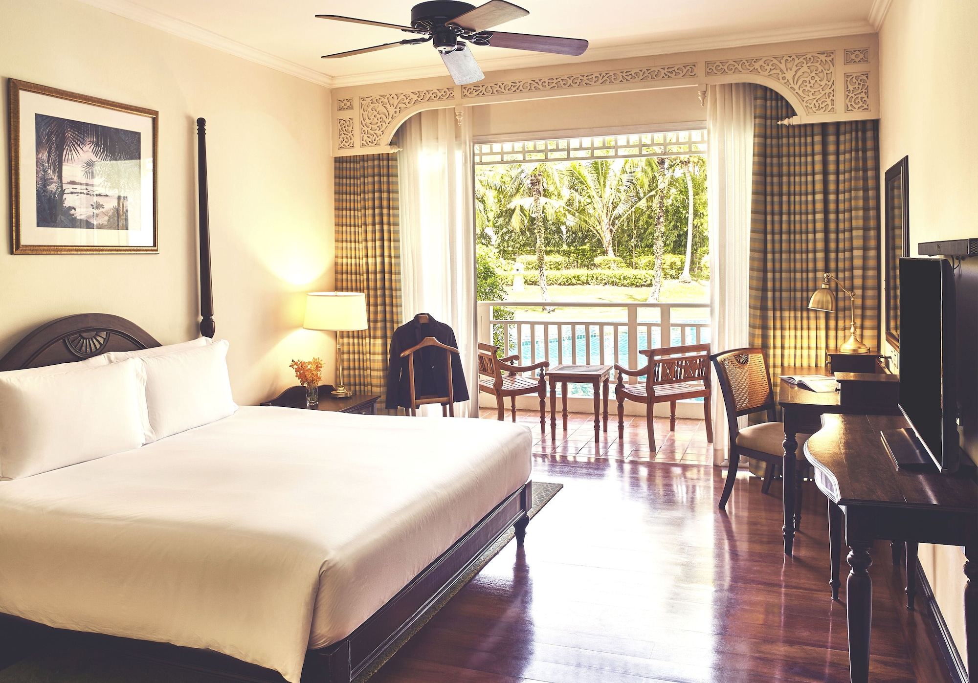 Club, Suite, King Bed, Sofa, Pool Access