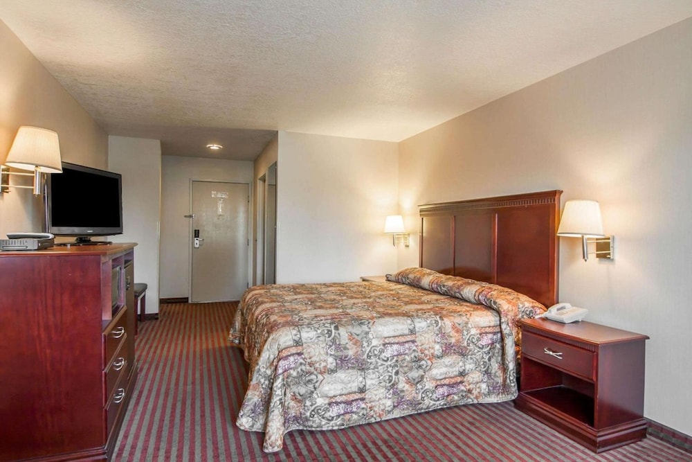 Bridgeway Inn & Suites Sublimity 20/41