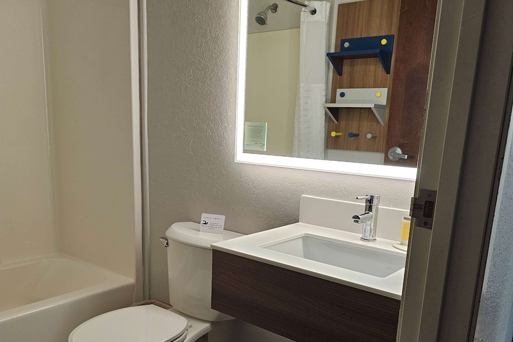 Microtel Inn & Suites By Wyndham Bushnell 24/24