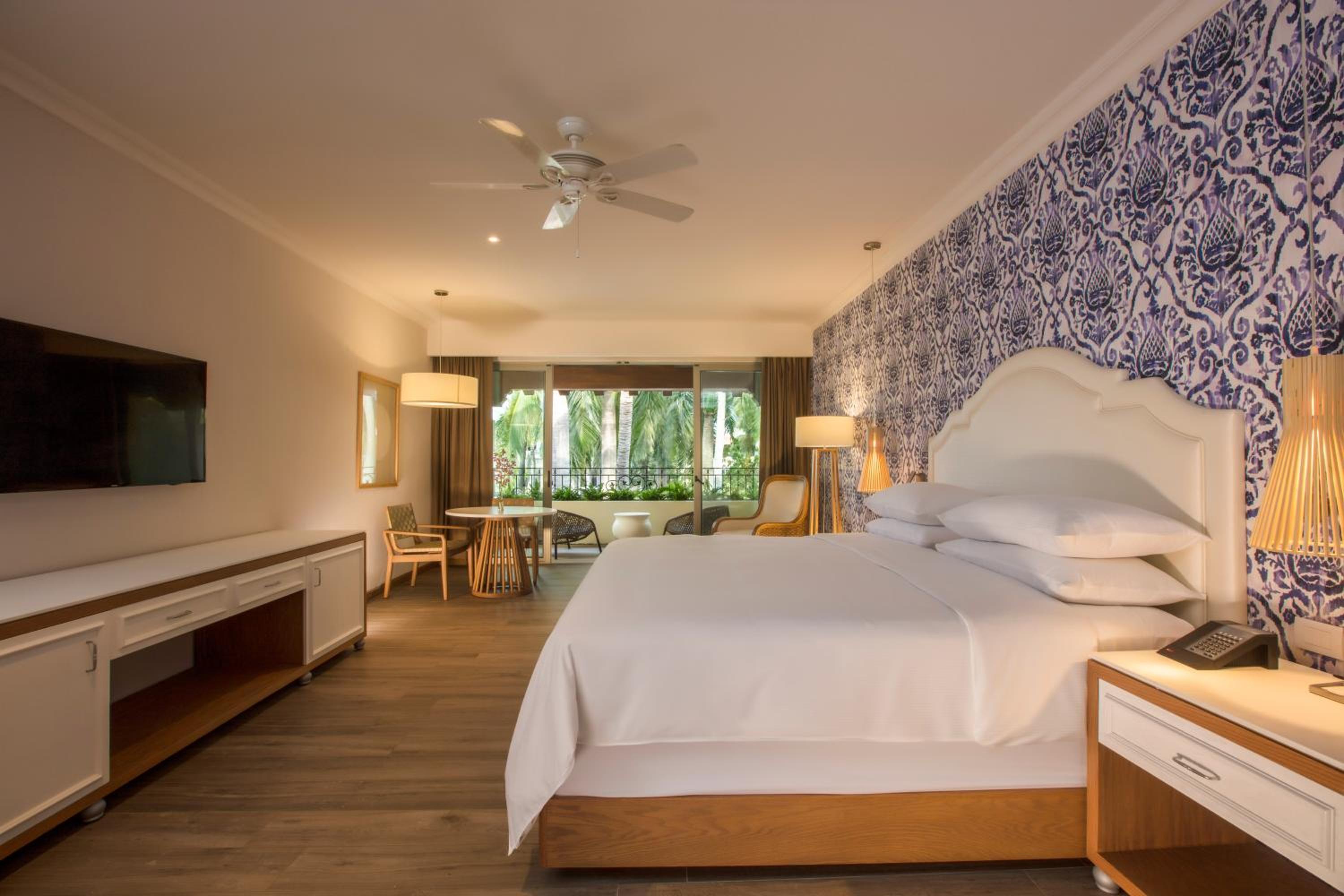 Hacienda, Junior Suite, King Bed, Pool View