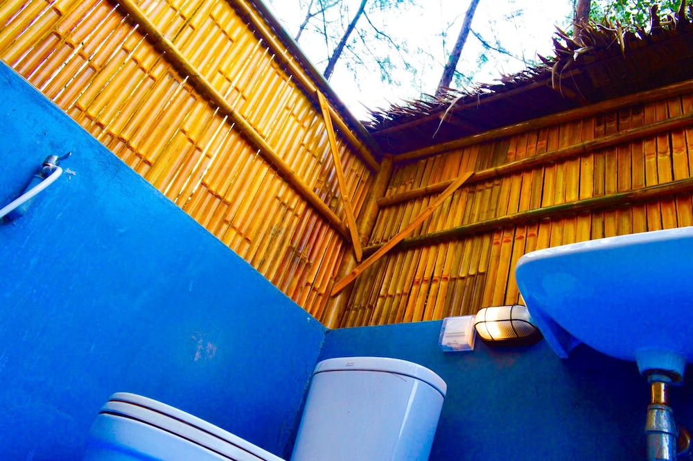 Micky Monkey Beach Hotel 4/50