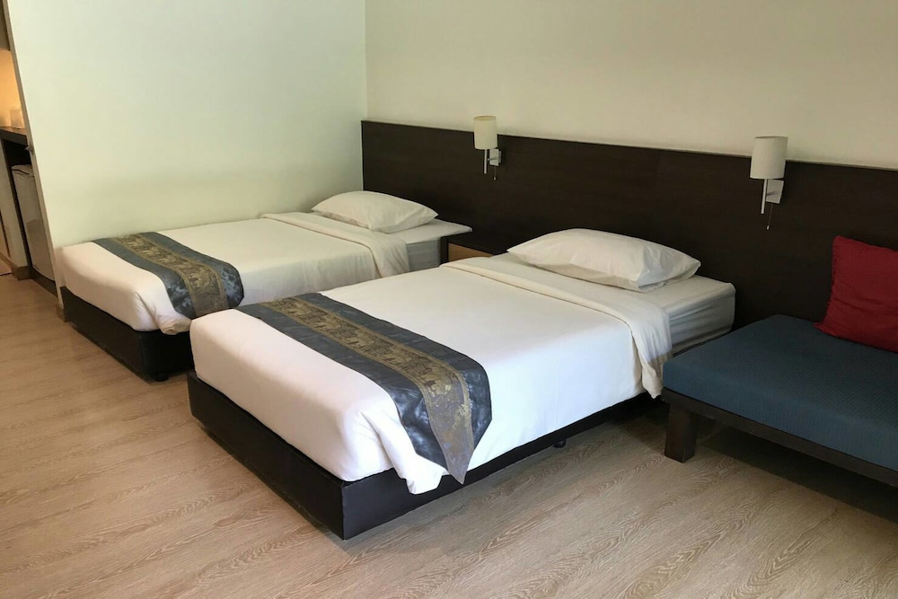 Baan Klang Aow Beach Resort 23/66