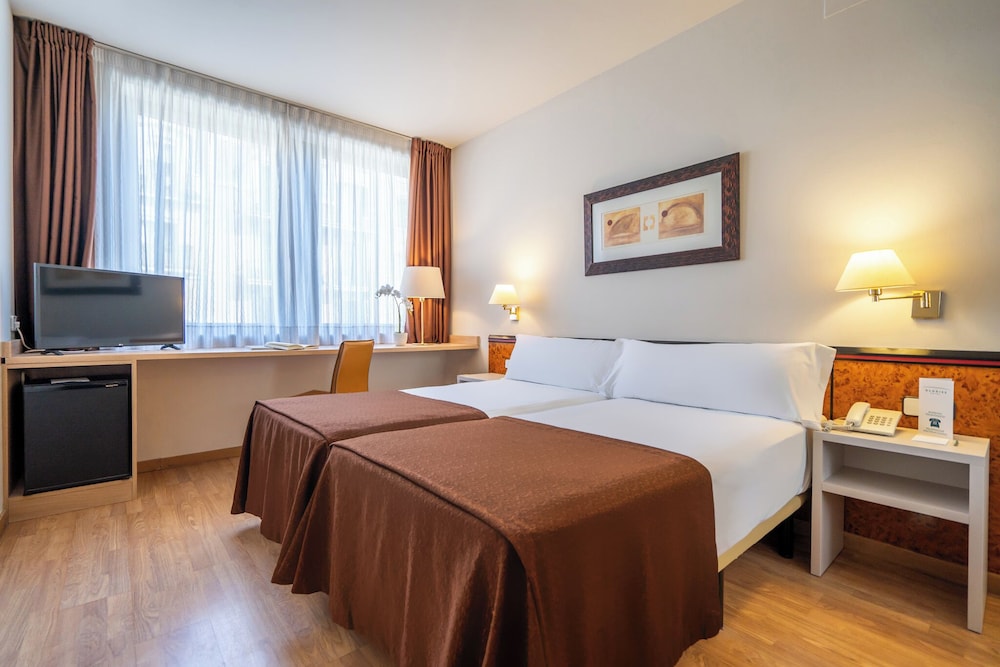 Superior, Double Bed, Street View، Glories Hotel 2/10