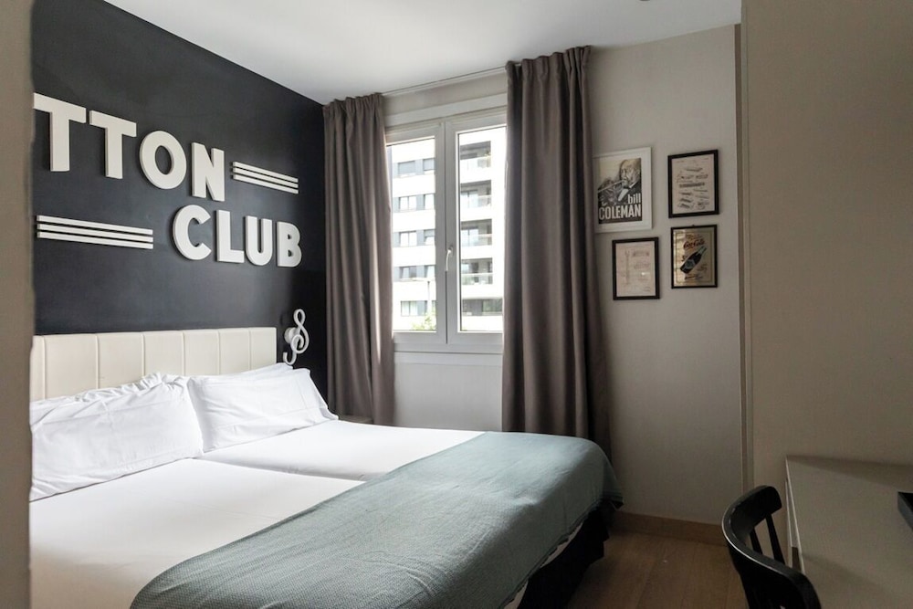 ROOM, TWIN BEDS